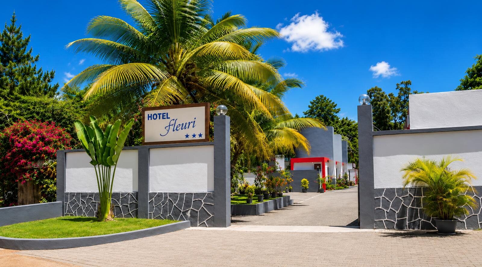 Entrée tropicale de l’Hôtel Fleuri à Toamasina