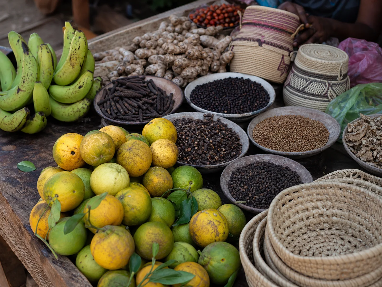 Fruits, épices et objets locaux présentés sur un marché de Toamasina